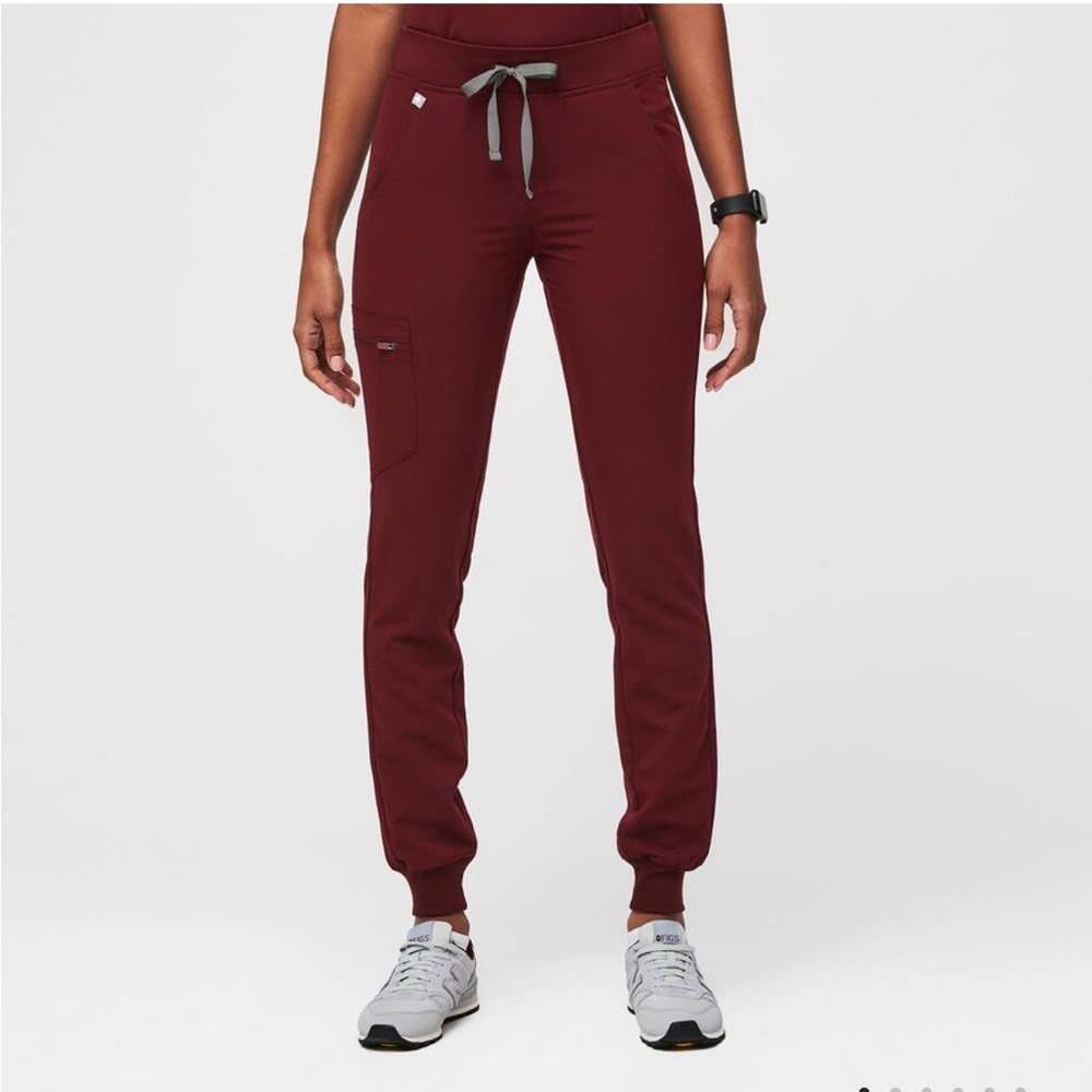 Women’s Figs Zamora Jogger Pants XS/P burgundy. Never worn. Tags on. Brand new